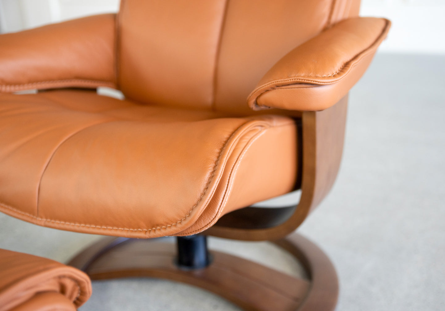 H2 Seating CAPTAIN Leather Recliner with Ottoman (QS)
